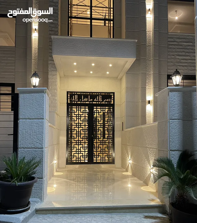 شقة ارضية بمواصفات مميزة بمساحة 130م+200م ترس خارجي في ابو السوس البيادر بالقرب دوار الدفاع المدني