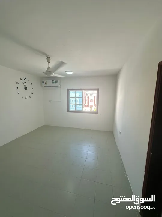 استوديو بالعذيبة كبير قريب انزا هوم Studio in Azaiba big near Anza Home