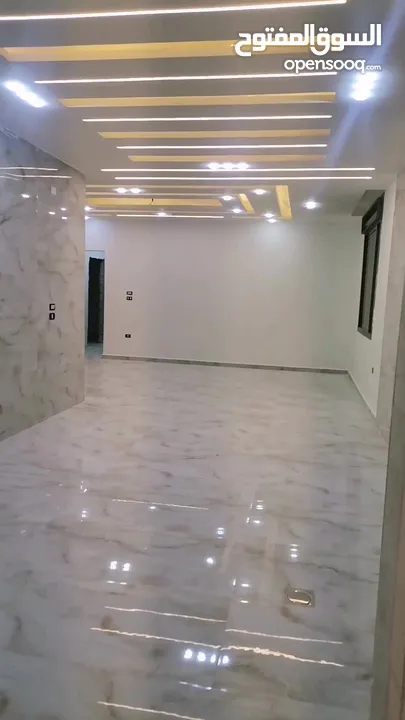 شقه 205م طابق ثاني فني للبيع على شارع البترا شرق كازيه الرجوب واربد مول قراند