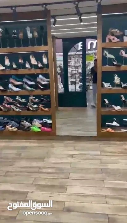 محل للبيع بالخلو  مساحة المحل 60 م + 60 م طابق تاني المحل عبارة عن بابين ديكور فخم جداً