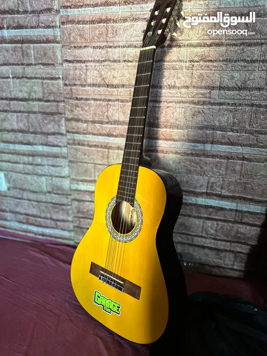جيتار legend شبه جديد مع شنتة ونضيف موديل CG155YN خشب اصلي وفريت بورد نضيفة جديدة