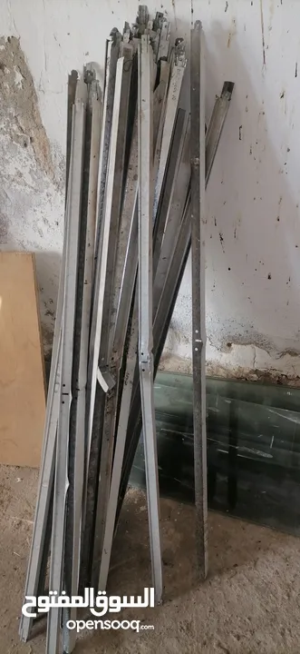 ديكور محل من رفوف سكريت وزوايا وستاندات
