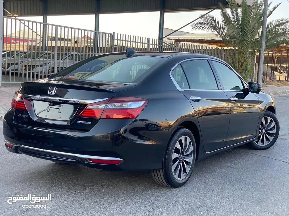 Honda Accord Hybrid clean title 2017 (حرة)