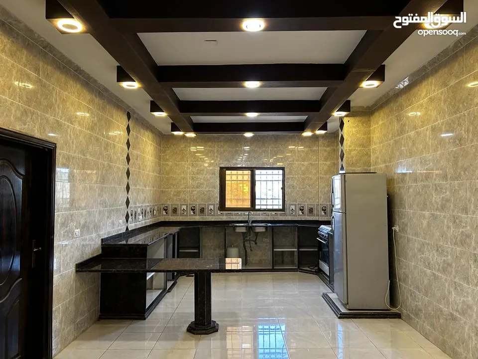 مزرعة 8 دونمات وبناء حجر فاخر 162 متر عمر البناء 5 سنوات