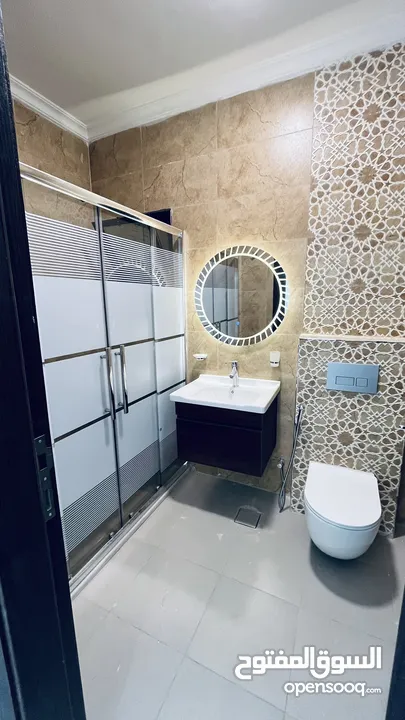 شقة ارضية ذات اطلالة رائعة بمساحة اجمالية 300 متر مربع