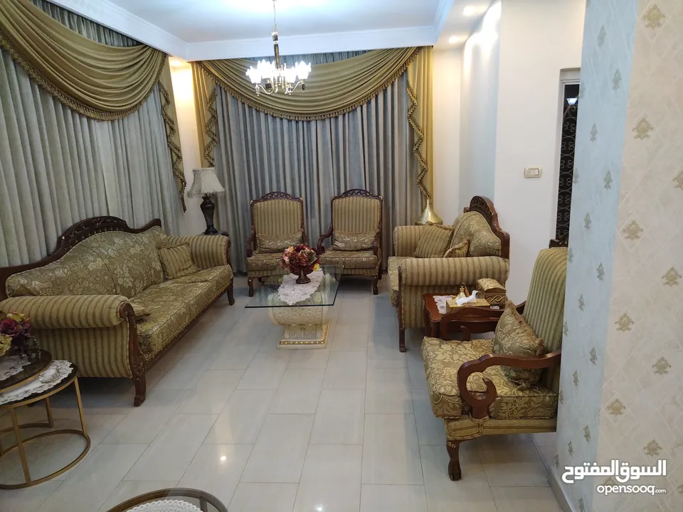 بيع  طقم ضيوف عشره مقاعد مكون من ثلاثيه ومجوزتين وثلاث مفارد استعمال قليل.مع برادي عدد2 عرض 290