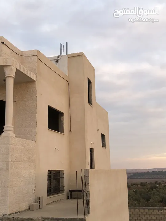 بيت طابقين للبيع اجمل مناطق مادبا موقع هادي لمحبين الراحة للبيع بداعي السفر بسعر مغري