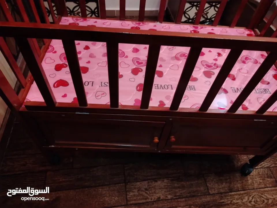 تخت بيبي عدد 2 ازرق و زهري اندونيسي مع الهزاز للتواصل