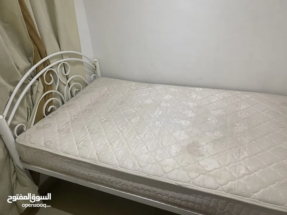 سرير حديد عرض 120  cm + مرتبة بحالة ممتازة