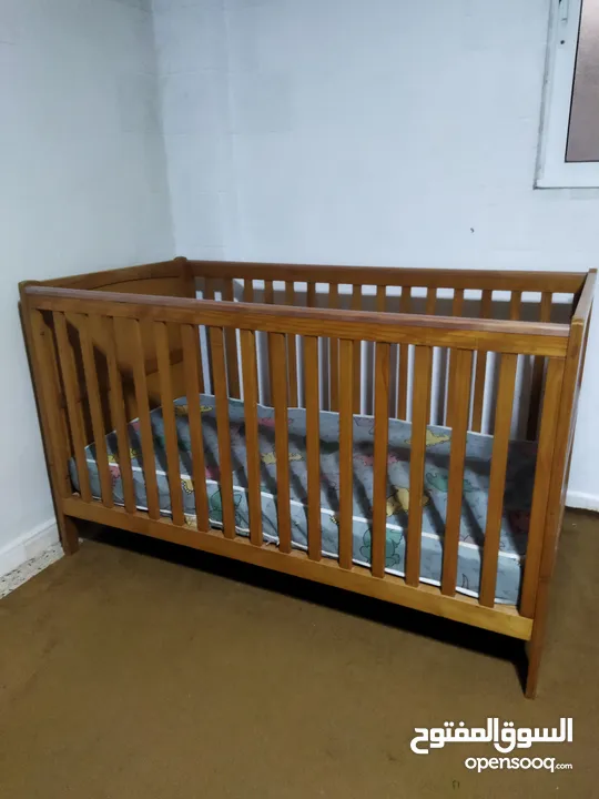 سرير اطفال ماركة  Mothercare  صناعة بريطانيه    أبعاده  140 *70*88