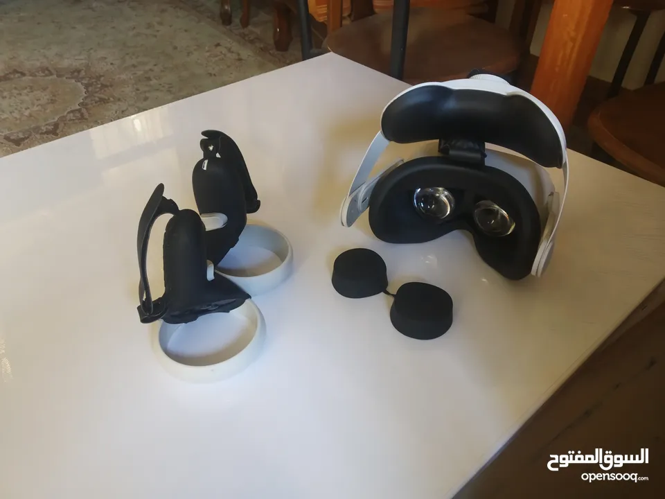 Meta Quest 2 (128GB) + Accessories  نظارة VR للبيع بحالة ممتازة
