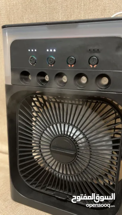 مروحة تبريد صغيرة محمولة مع رذاذ ماء بارد