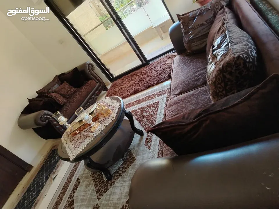 طقم كنابيات مع الطاولات للبيع بسعر مغري  وحاله جيده للتواصل اتصل على هذا الرقم
