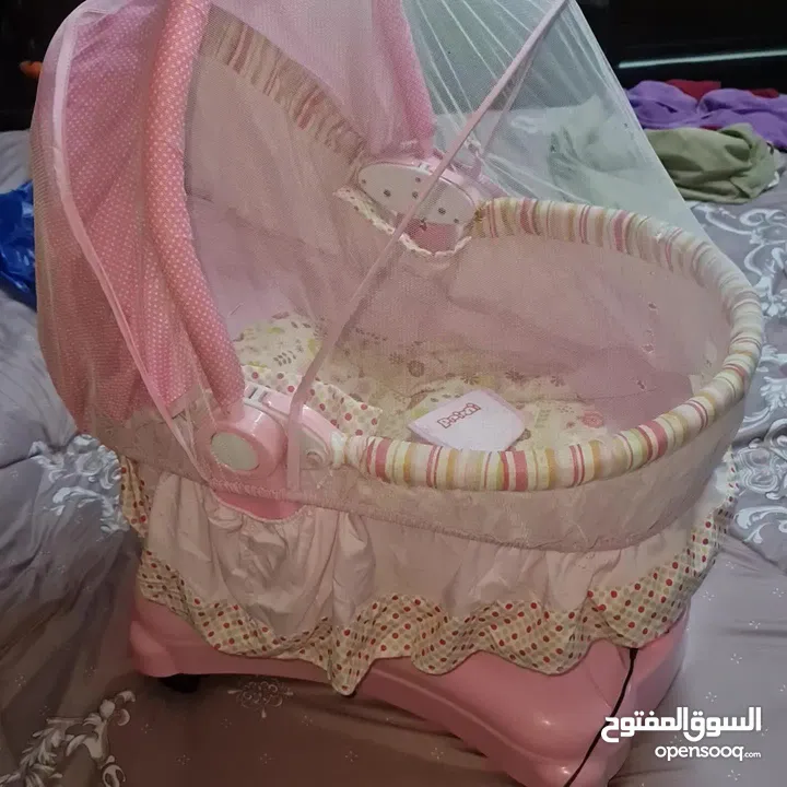 تخت بيبي هزاز  حركات  في موسيقى بركب عليه فلاشه وبنشبك عليه بلوتوث  بحالة الوكاله للبيع