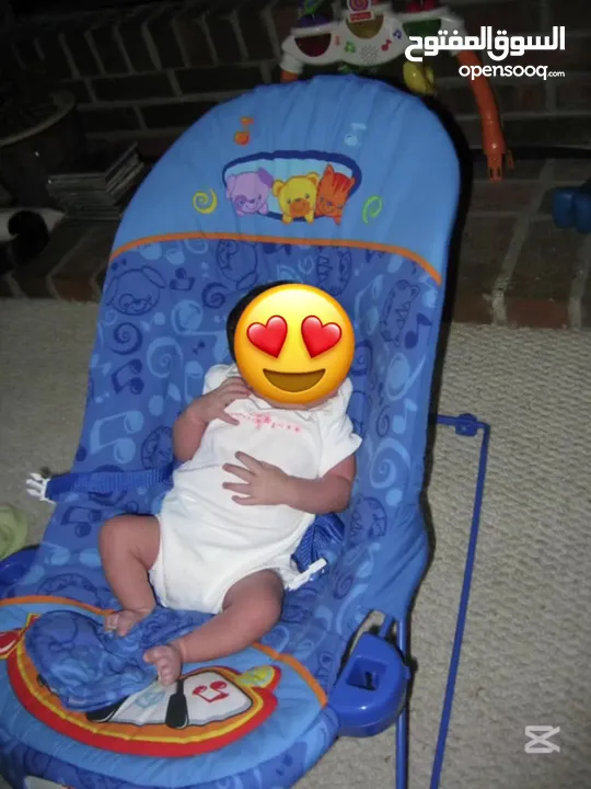 كرسي هزاز للاطفال من الولادة وحتى السنتين من ماركة fisher price لون ازرق مع هيكل ازرق سهل الاستخدام