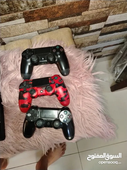 بلاستيشن 4للبيع مع ثلاث أيادي