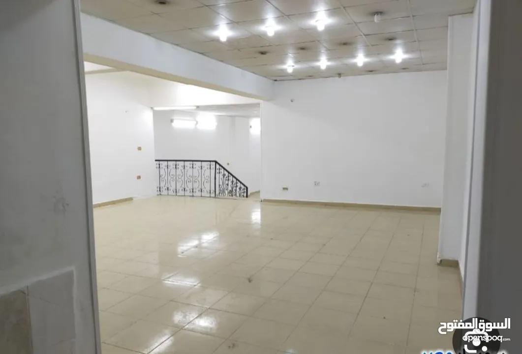 فرصة استثمارية مميزة محل للاجار في رام الله البالوع على الشارع مباشره 90 متر