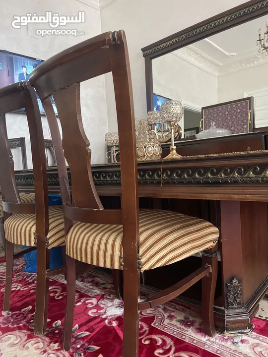 طاولة سفرة ملوكية مع 6 كراسي بحالة الوكالة للبيع بداعي الرحيل ، الطاولة كثير نظيفة و استخدام خفيف