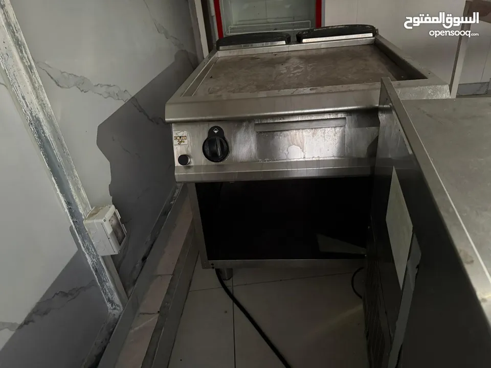عدة مطعم بحالة ممتازة للبيع