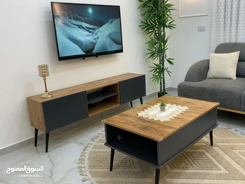 طقم مزنون بالوان جديده  مقاس  150 سم بعرض 30 سم ارتفاع 55  الطاوله 90 * 55 سم ارتفاع 45
