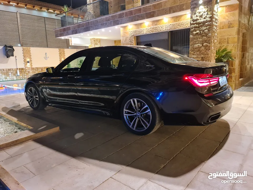 سيارة BMW 740e 2017