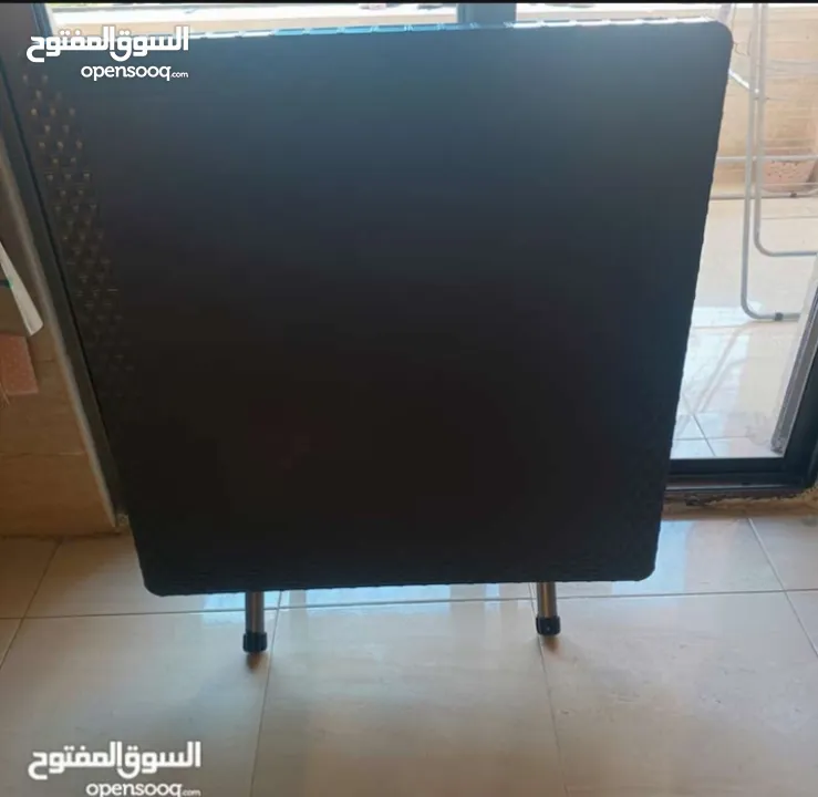 طاولة بلاستيك لون بني إستعمال بسيط