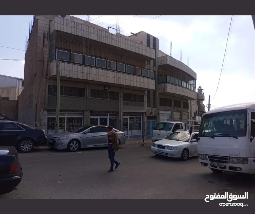 للبيع مجمع تجاري مكون من ستة أبواب مع سدد وشقتين سكنيات فوق المحلات وقبو واسع طابقين مع امكانية التع