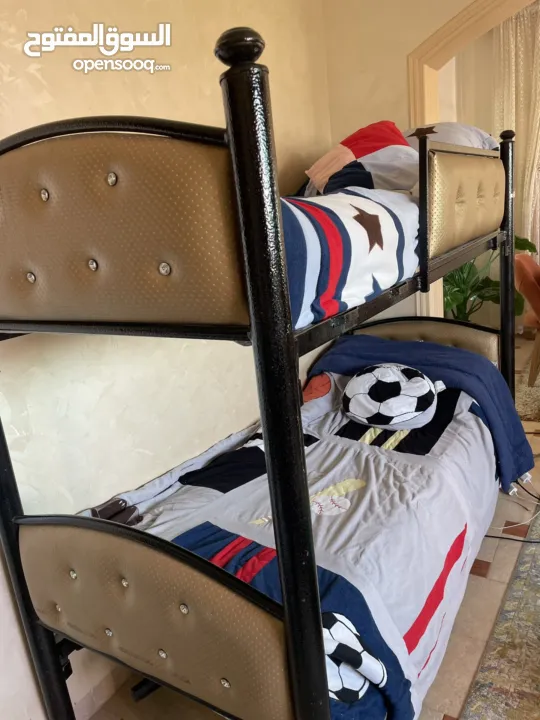 سرير طابقين حديد بحالة ممتازة وبسعر مناسب جداً