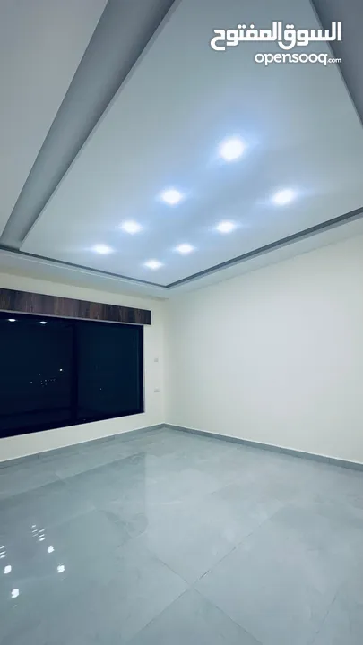 طابق شبه ارضي مطلة و مشمسة و مهوية بأرقى مناطق حي الياسمين المطله على كوريدور عبدون بسعر ناري جدآ