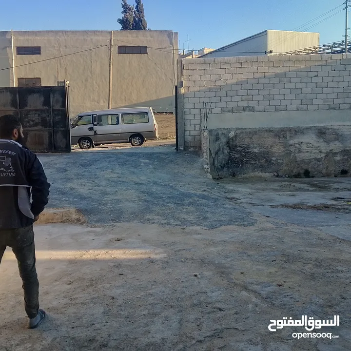 مخازن صناعات خفيفة عدد2 بالإضافة إلى  غرف خدمات عدد2