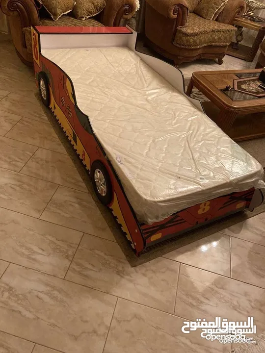 سرير على شكل سياره