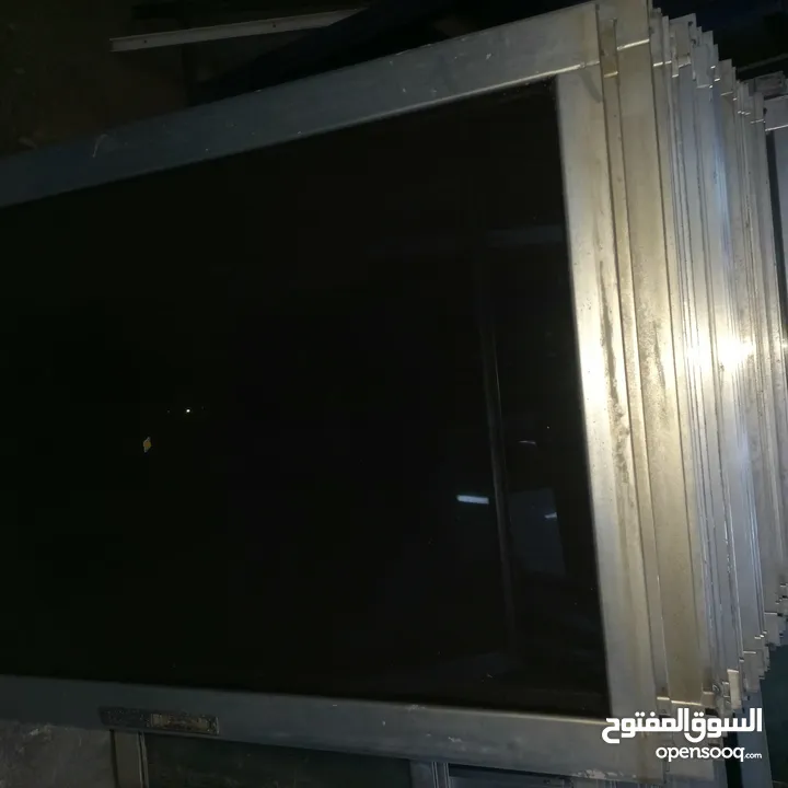 شبابيك المنيوم لون سلفر زجاج عسلي بحال الوكااأأله عدد 10