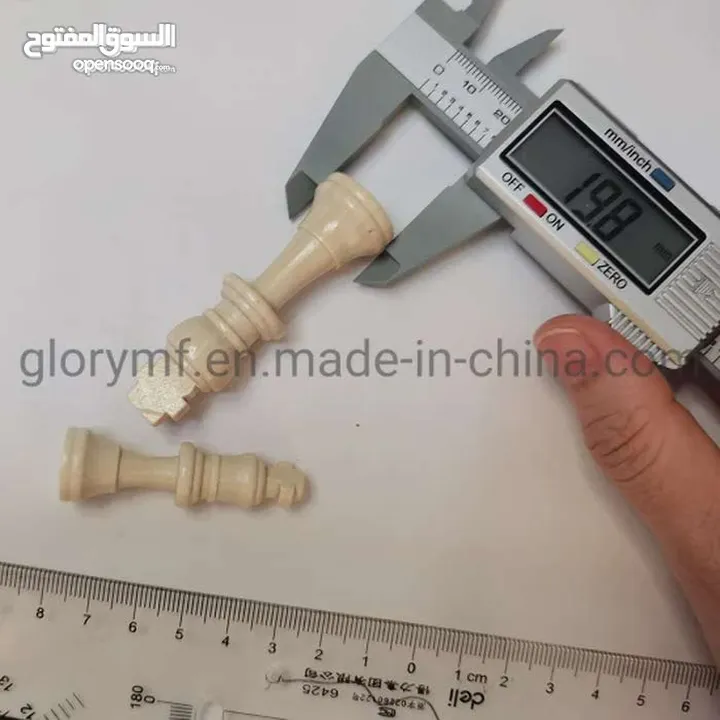 رقعة شطرنج جلد رول بطولات. احجار الشطرنج عظم  مع شنته