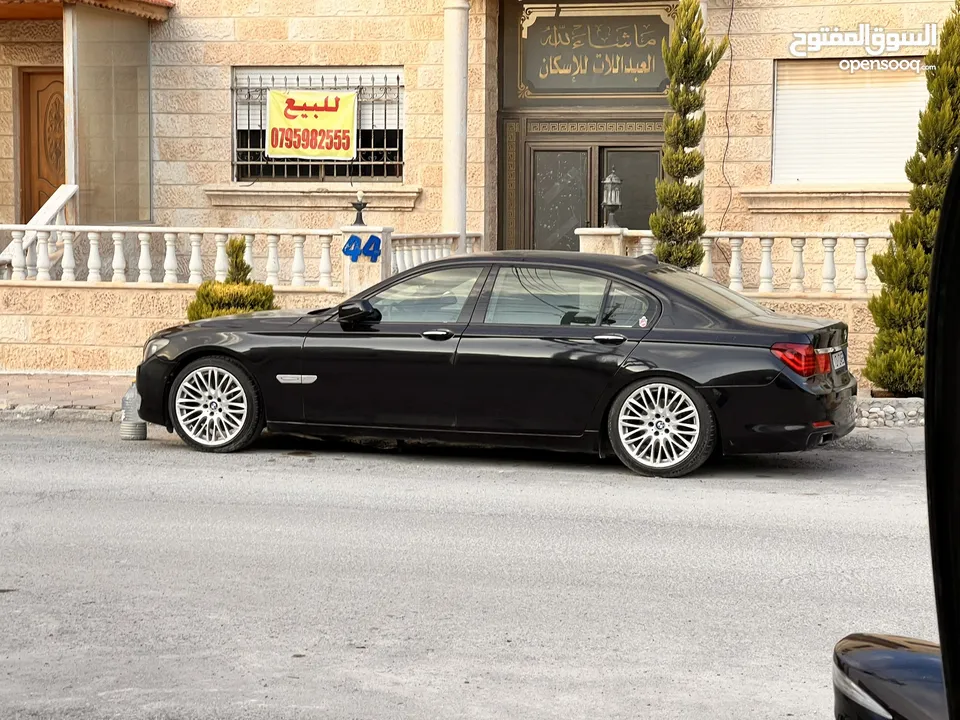 BMW 740Li.