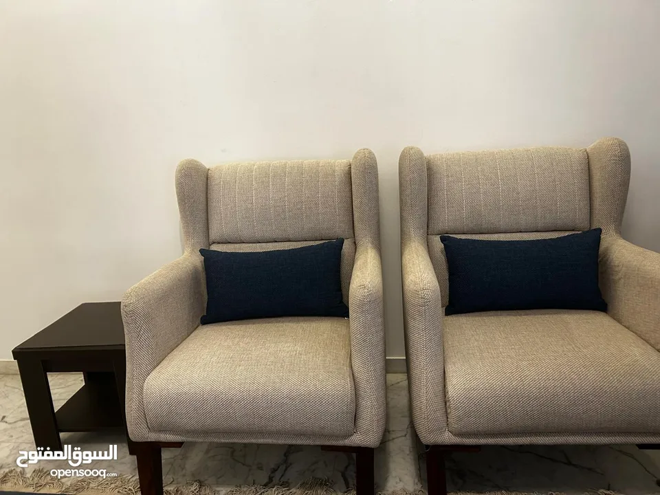 طقم جلوس مع طاولات للبيع