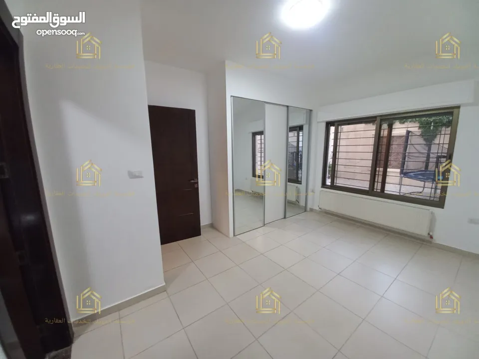 شقة فاخرة - ام أذينة - 3نوم - ارضية - حديقة واسعة - منطقة هادئة ومميزة