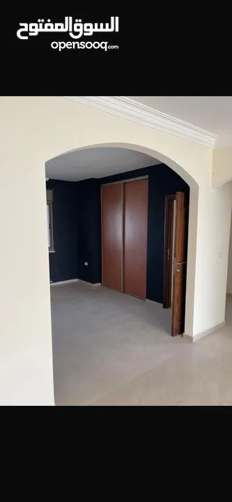 ثلاث غرف نوم غير مفروشة للايجار