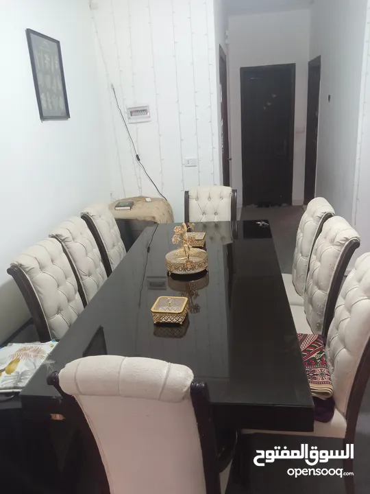 غرفة ضيوف و طاولت سفره