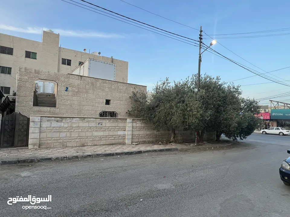 منزل مميز للبيع((مرخص تجاري))الزرقاء حي الجندي ارض550م البناء 200م عداد كهرباء2 عداد مياه2