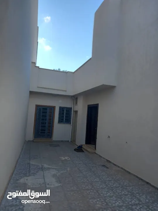 منزل للبيع مساحة الارض 330 متر مسقوف 260 متر بطريق زناتة الجديدة خلف مستشفى النجاة