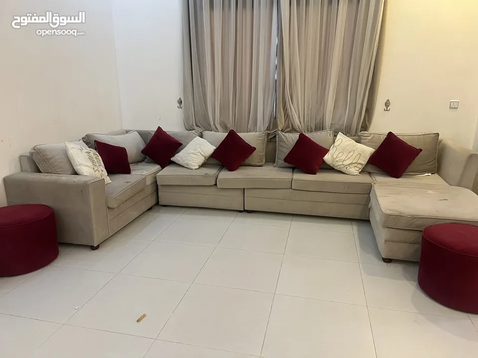 أثاث غرفة جلوس في حالة جيدة جدا باللون الرصاصي