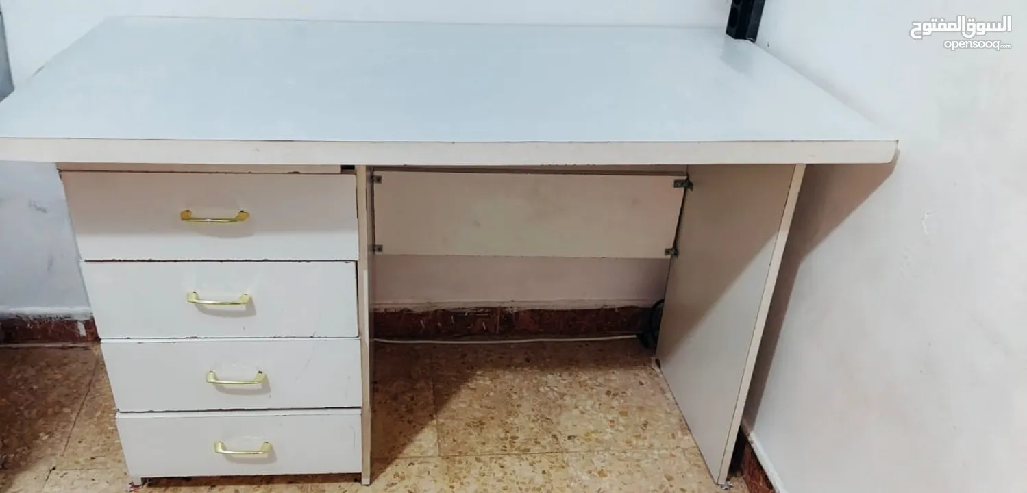 مكتب ابيض ومكتب بني للبيع