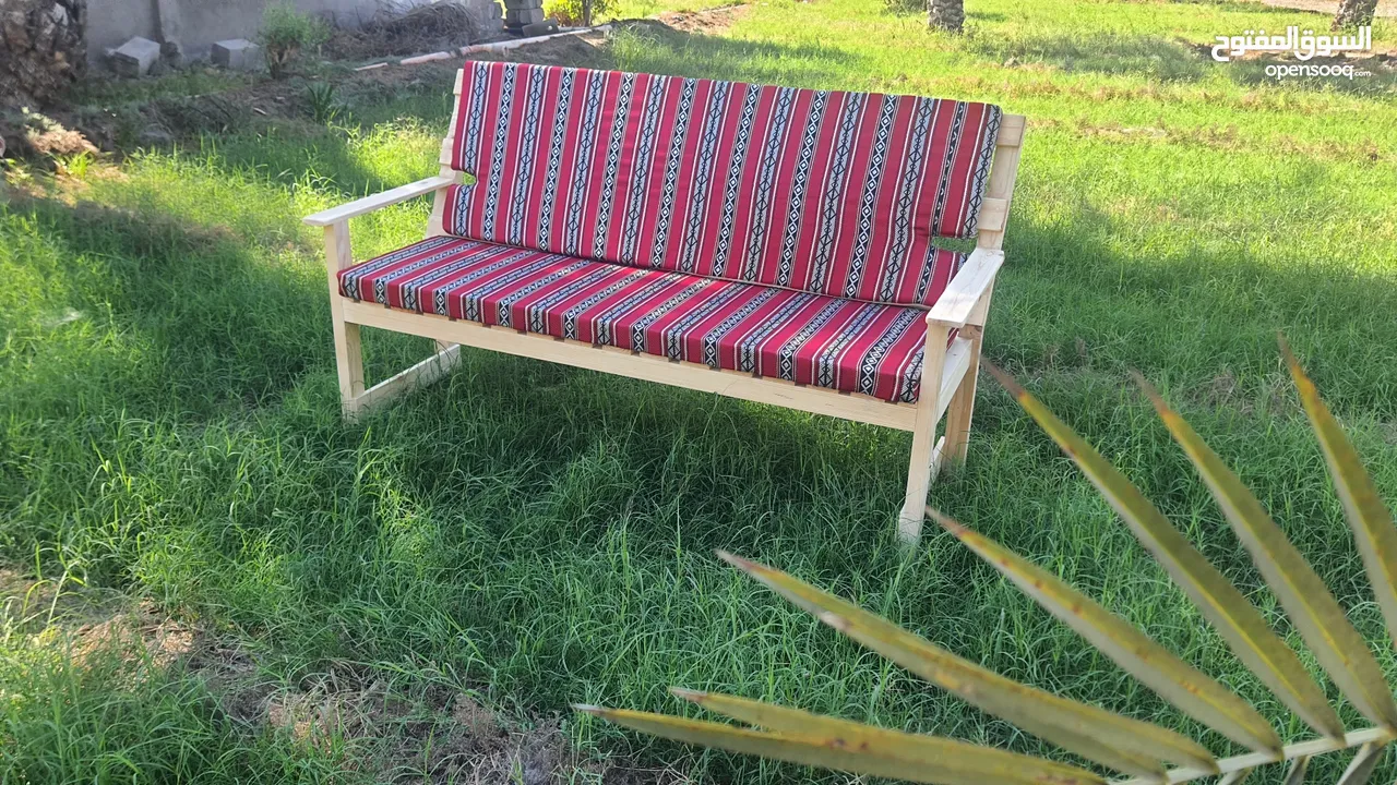 كرسي خشبي للبيع