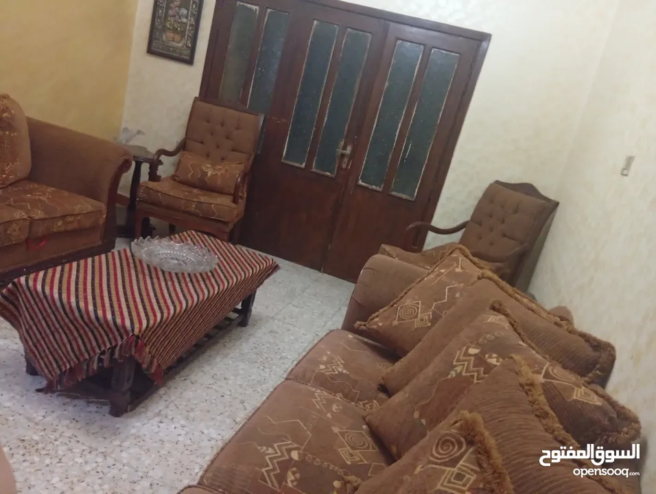 طقم كنب بحاله جيده جدا للبيع المستعجل