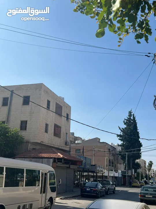 مجمع تجاري في وسط إربد عبارة عن محلات وشقق مع تسوية