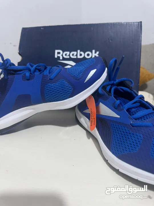 حذاء رياضي أزرق من Reebok، خفيف، بتهوية جيدة ونعل مريح بتقنية Memory Tech.