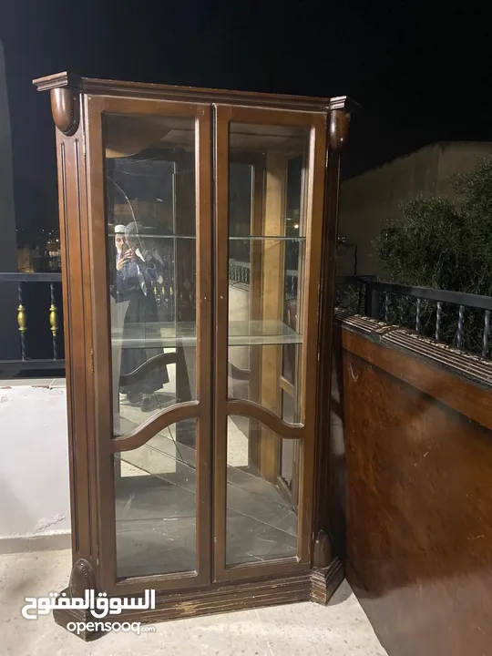 غرفة سفرة كاملة مكونة من طاولة كبيرة مع زجاج سكريت و  8 كراسي وباترينا وتواليت كبير