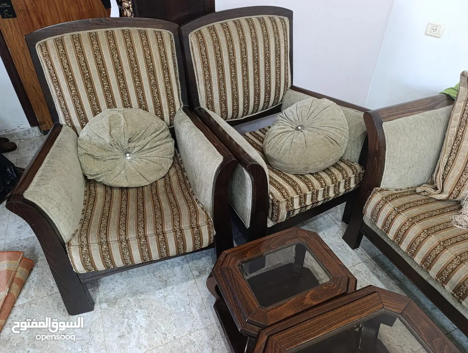 طقم كنب وطاولة وطربيزات