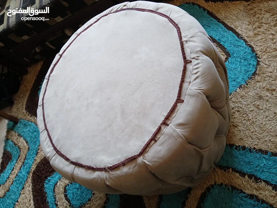 طاولة دائرية لون بيج، بحالة ممتازة  قطر: 77 سم المحيط: 2.60 سم.