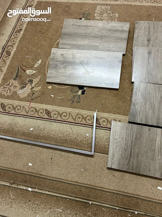 رفوف خشب ستاندات وتعاليق محل اواعي كميه وبنص السعر المعني يتواصل